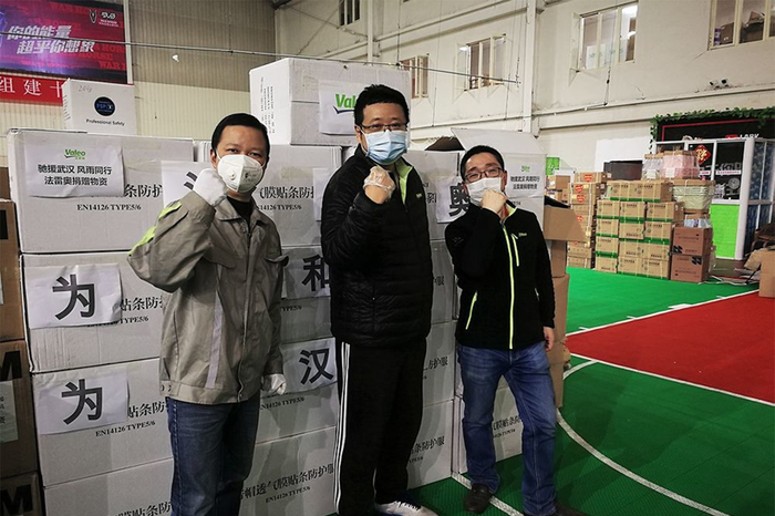 法雷奥员工捐赠物资送达荆州市中心医院2020年的春节没有了以往的张灯
